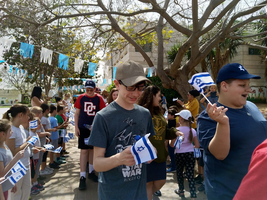 תלמידי שכבות א-ב מקבלים את האורחים בדגלי ישראל