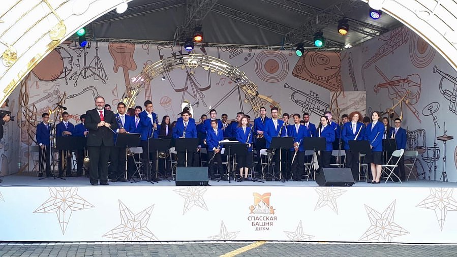 תזמורת הנוער העירונית של לוד על הבמה בכיכר האדומה במוסקבה