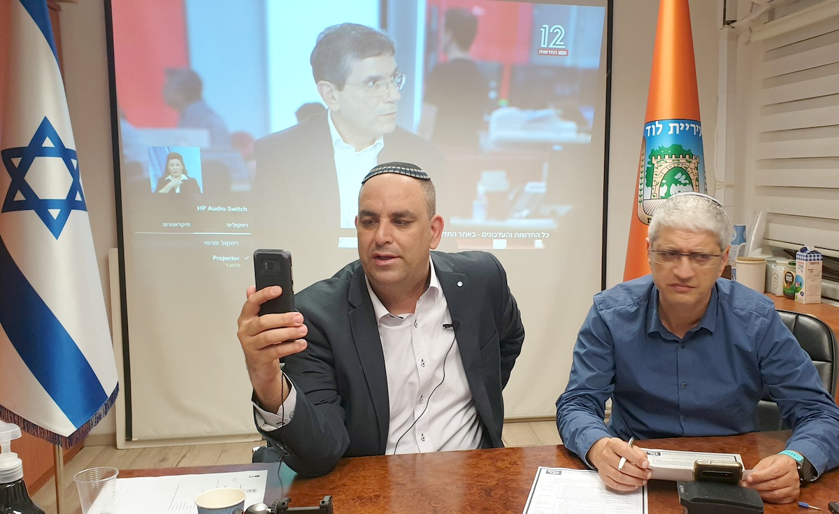 אדוני ראש העיר: יאיר רביבו משיב לשאלות תושבי לוד בשידור חי בפסייבוק