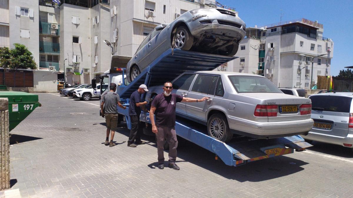 עיריית לוד פינתה מרחבי העיר עשרות גרוטאות כלי רכב לגריטה